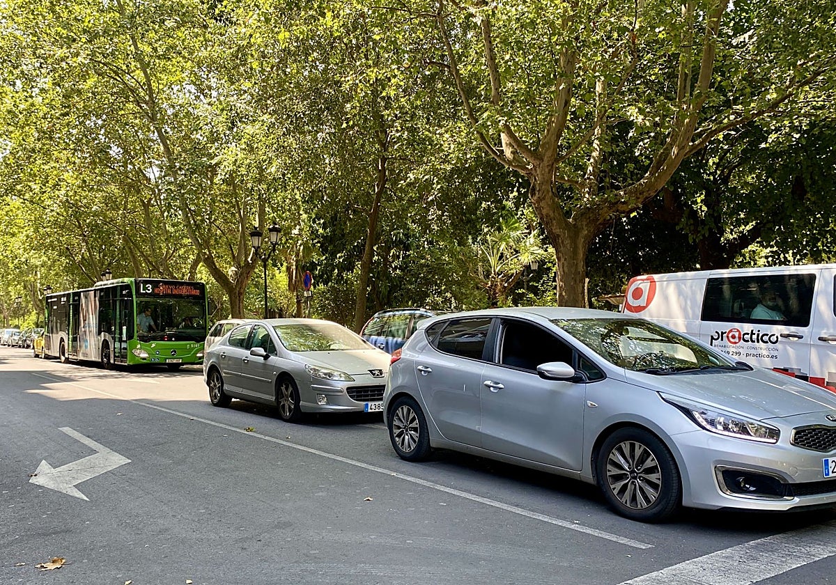 Los coches han comenzado a circular este viernes por los dos carriles de bajada de la avenida de España, en pleno centro de Cáceres.