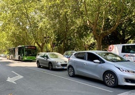 Los coches han comenzado a circular este viernes por los dos carriles de bajada de la avenida de España, en pleno centro de Cáceres.