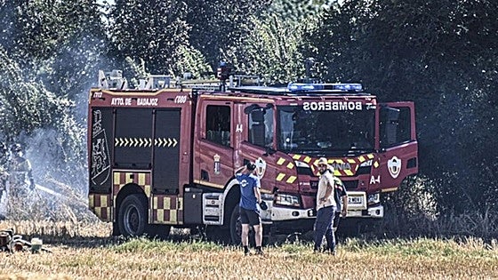 Los bomberos intervienen a primera hora de la mañana en un incendio forestal en Perales del Puerto