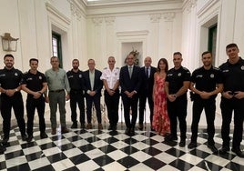 Foto de familia de los nuevos agentes con el alcalde, el concejal de Seguridad Ciudadana, y los portavoces municipales de PSOE y Vox.
