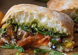 Bocadillo con pan chapata jamón serrano y mozzarella