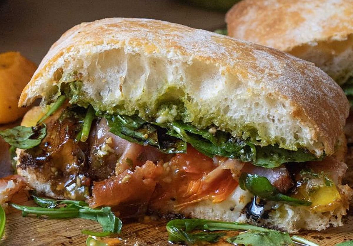 Bocadillo con pan chapata jamón serrano y mozzarella