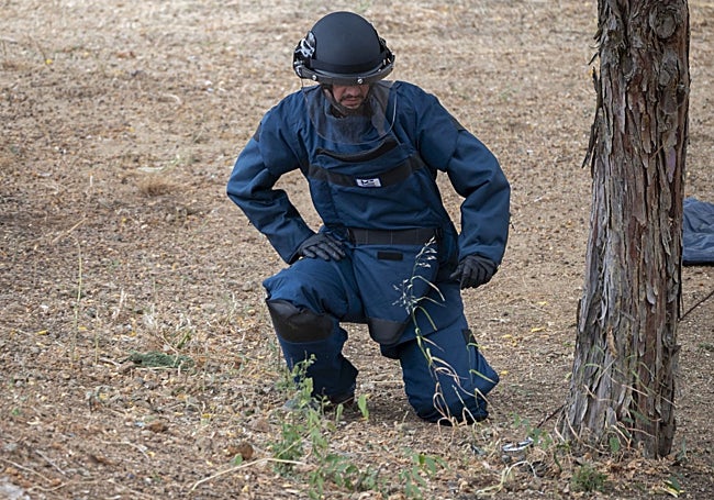 Intervención de los tedax hace unos días tras encontrar dos explosivos en un parque de Badajoz.