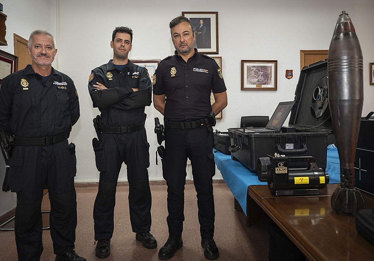 Los tedax José Carlos Rubio, José Luis Sánchez y César Antonio Carnero en Badajoz.