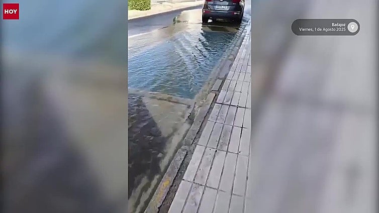 El reventón de una tubería inunda tres calles de Valdepasillas, en Badajoz