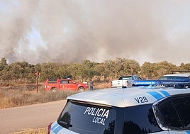 Policía Local y Bomberos en la zona próxima al incendio.