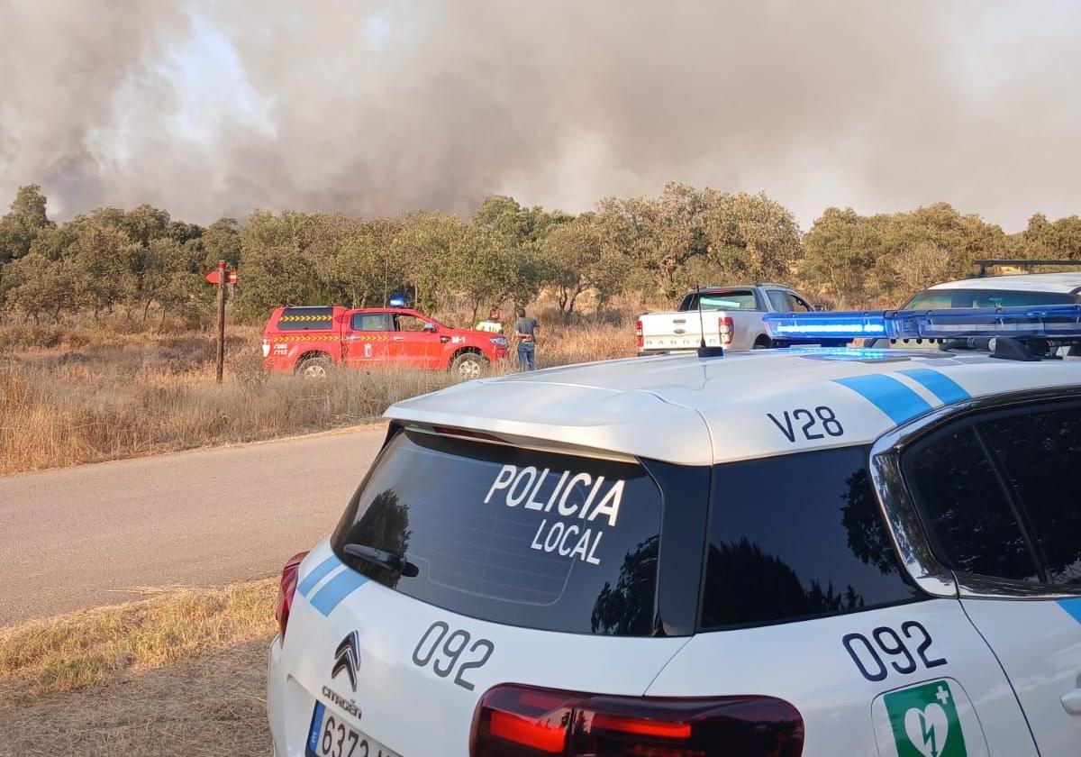 Policía Local y Bomberos en la zona próxima al incendio.