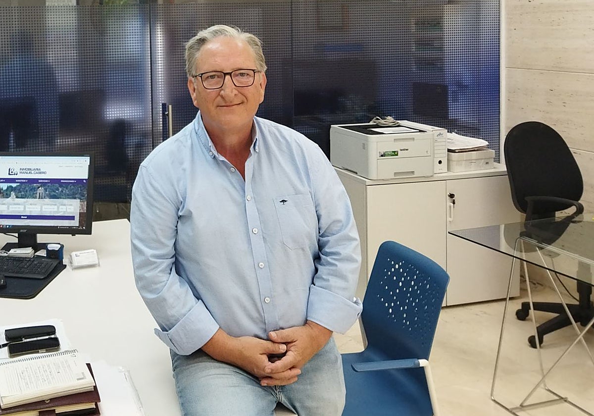 Pedro Sainz en su inmobiliaria en el centro de Cáceres.