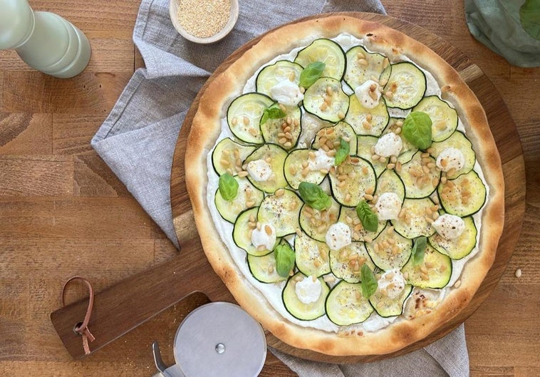 Pizza saludable de calabacín, ricotta y piñones
