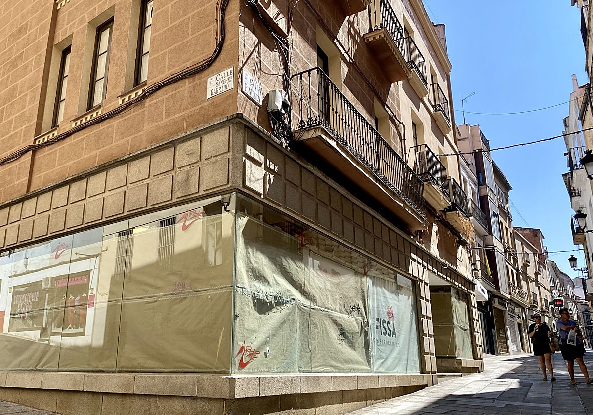 En el local que ocupó Tiendas Rojo durante años desembarcará la franquicia Santa Gloria, que abrirá su segunda cafetería en la capital.