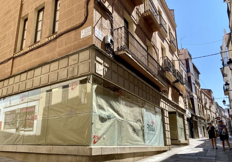La hostelería se afianza en la calle Pintores de Cáceres con nuevas aperturas en grandes locales