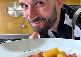 'El gato' se animó a hacer su plato en el restaurante Carlos V de Losar de la Vera.