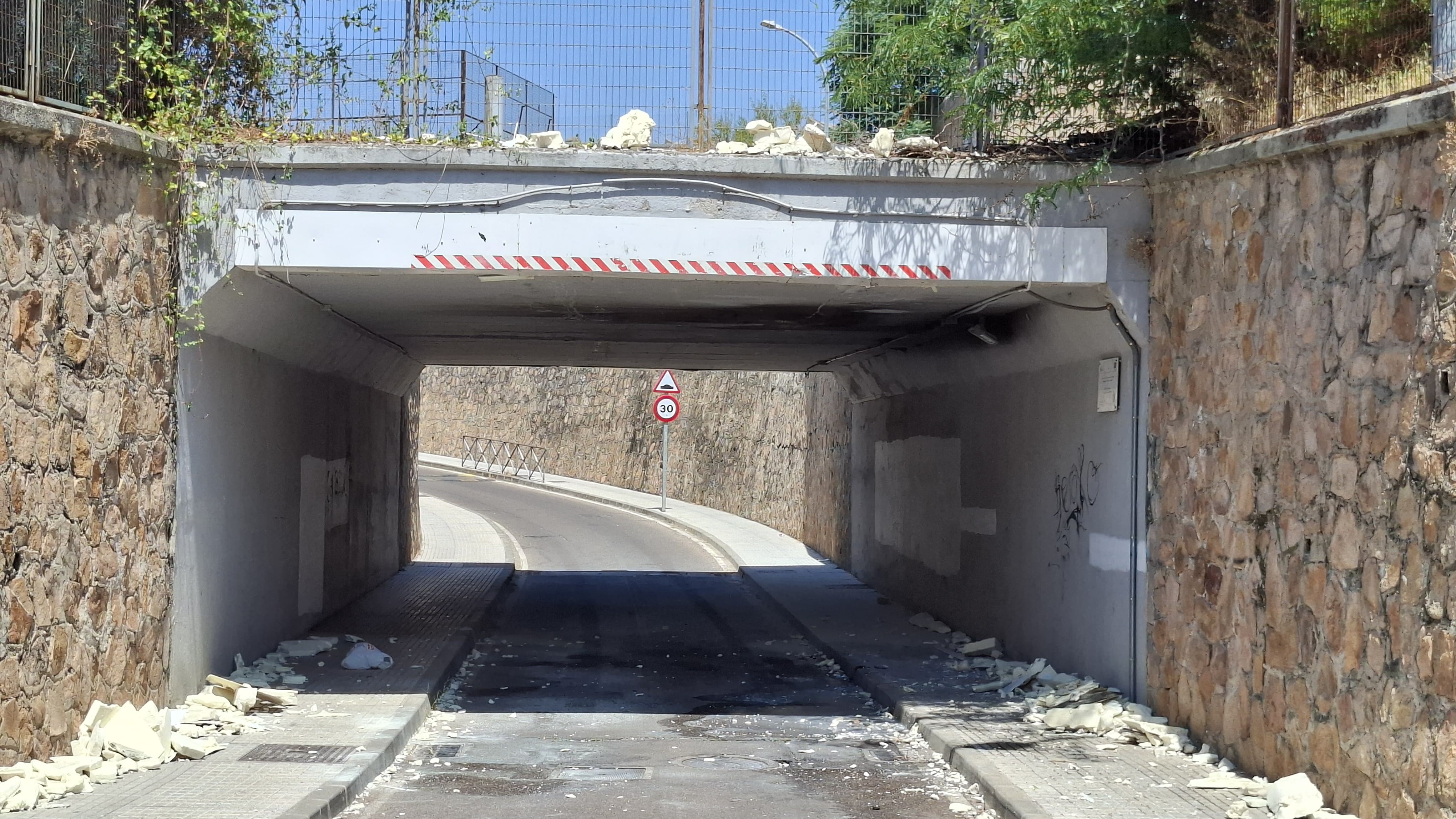 Así ha quedado el camión tras el aparatoso accidente en Badajoz