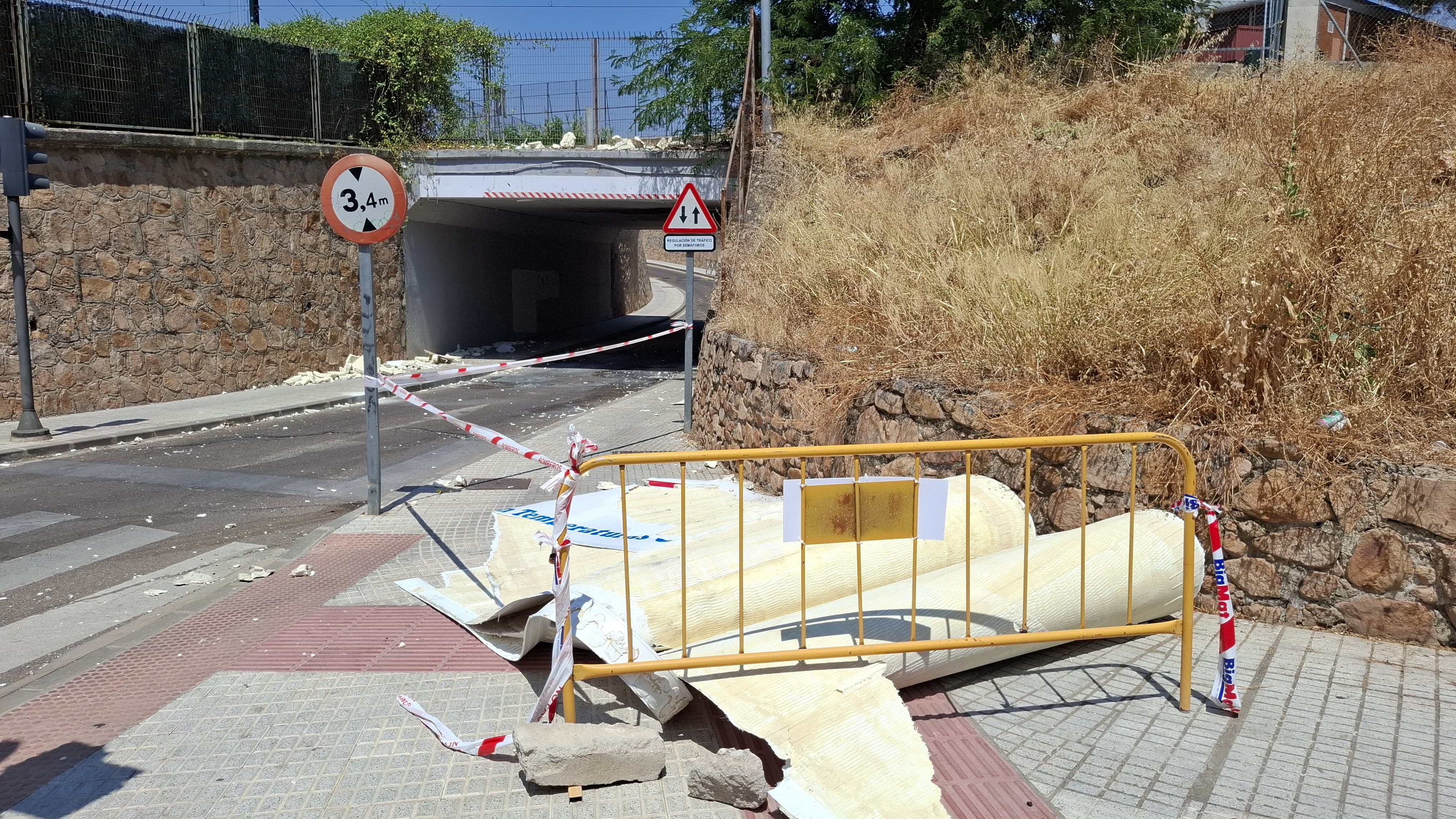 Así ha quedado el camión tras el aparatoso accidente en Badajoz