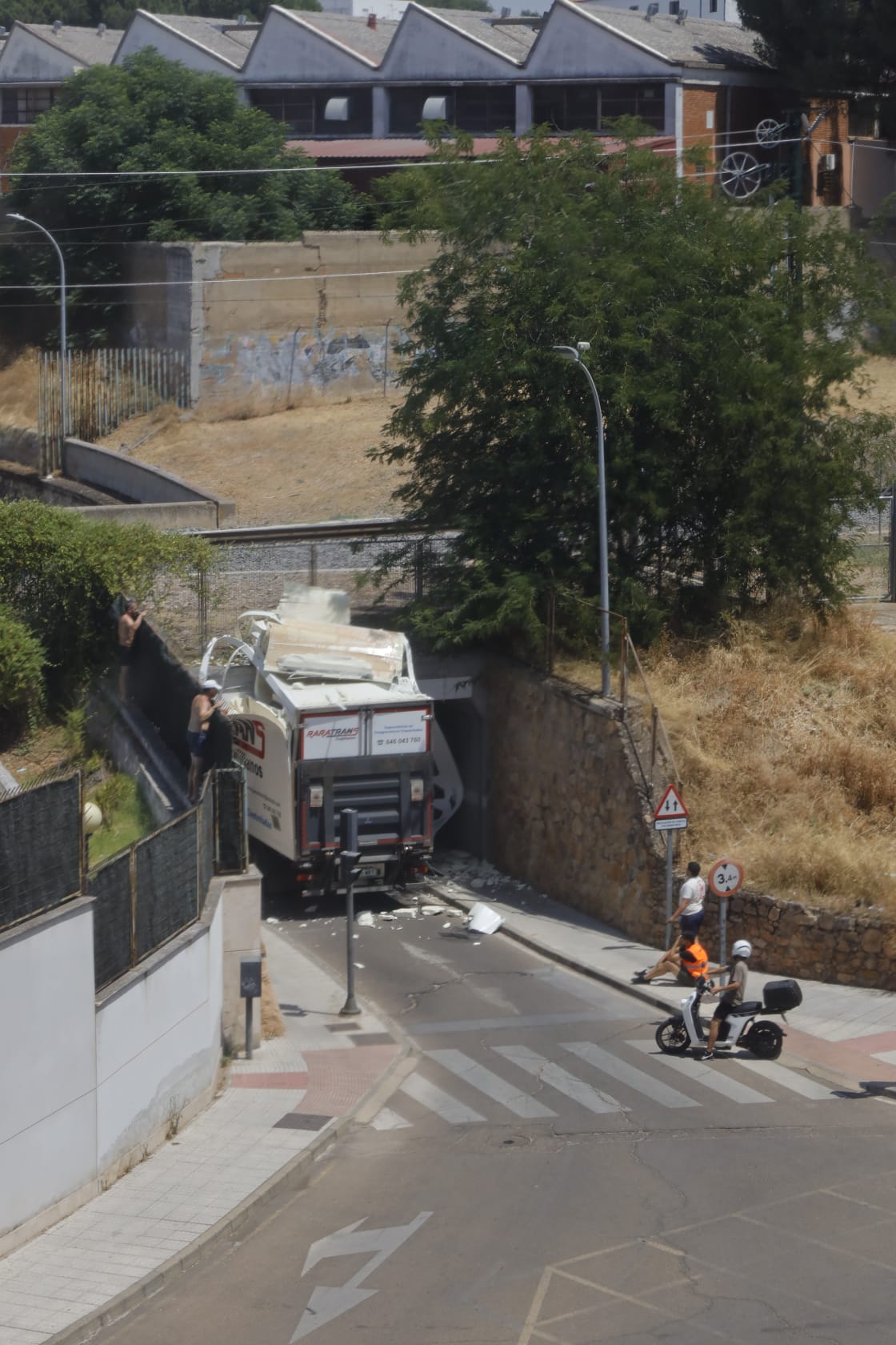 Así ha quedado el camión tras el aparatoso accidente en Badajoz