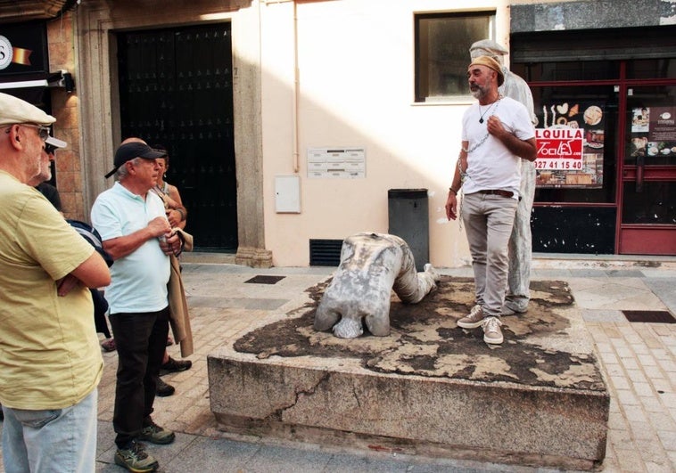 El autor de la estatua de Ansano en Plasencia avisa del riesgo de desplome si se traslada
