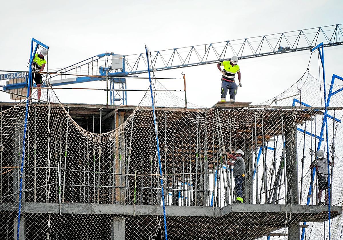 Los sindicatos de construcción piden jornada reducida para todo el verano por el calor