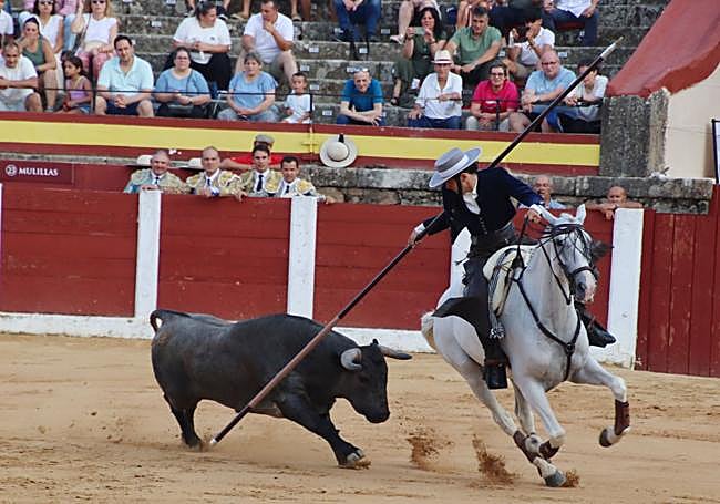 El rejoneador almendralejense Adrián Venegas abrió plaza.