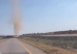 Remolino junto a la carretera entre Badajoz y Cáceres en la tarde de este domingo.