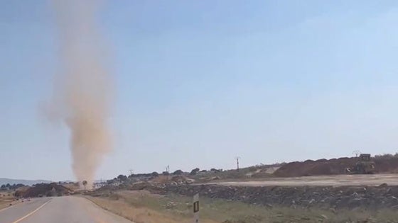 Remolino junto a la carretera entre Badajoz y Cáceres en la tarde de este domingo.