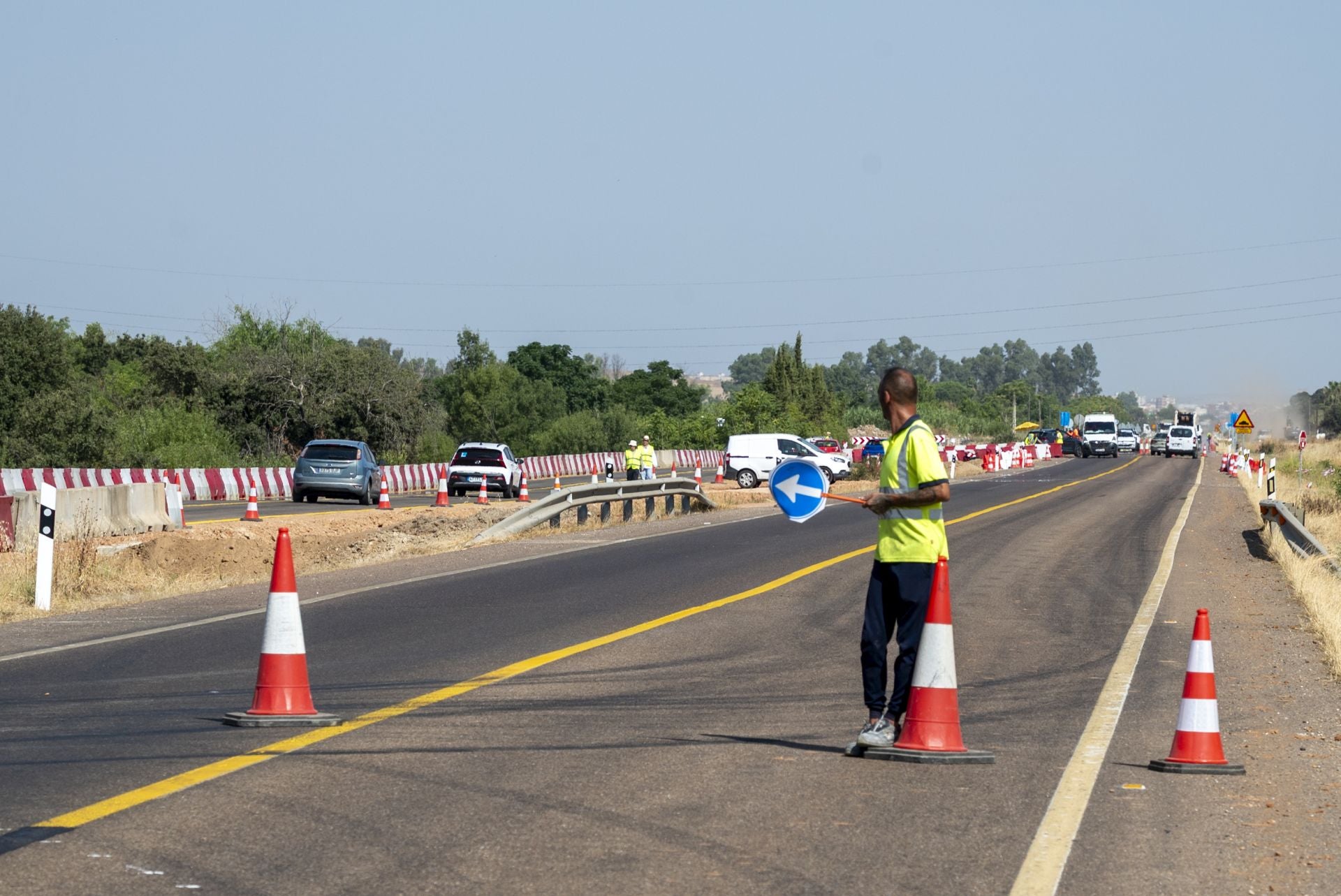 Uno de los operarios desvia a los vehículos