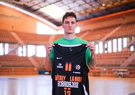 Jake Wojcik posa con la camiseta del BCB.