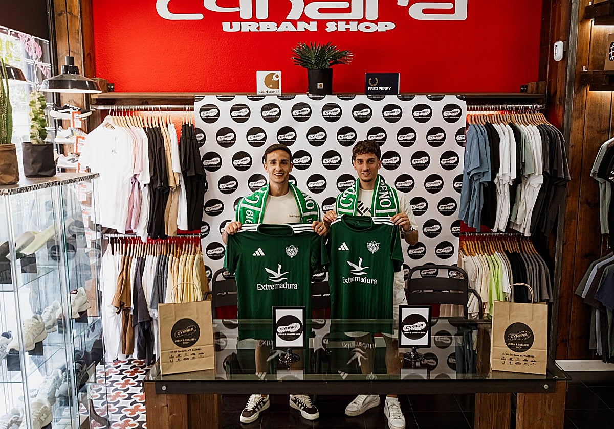 César Gómez y Carlos González tras su presentación.