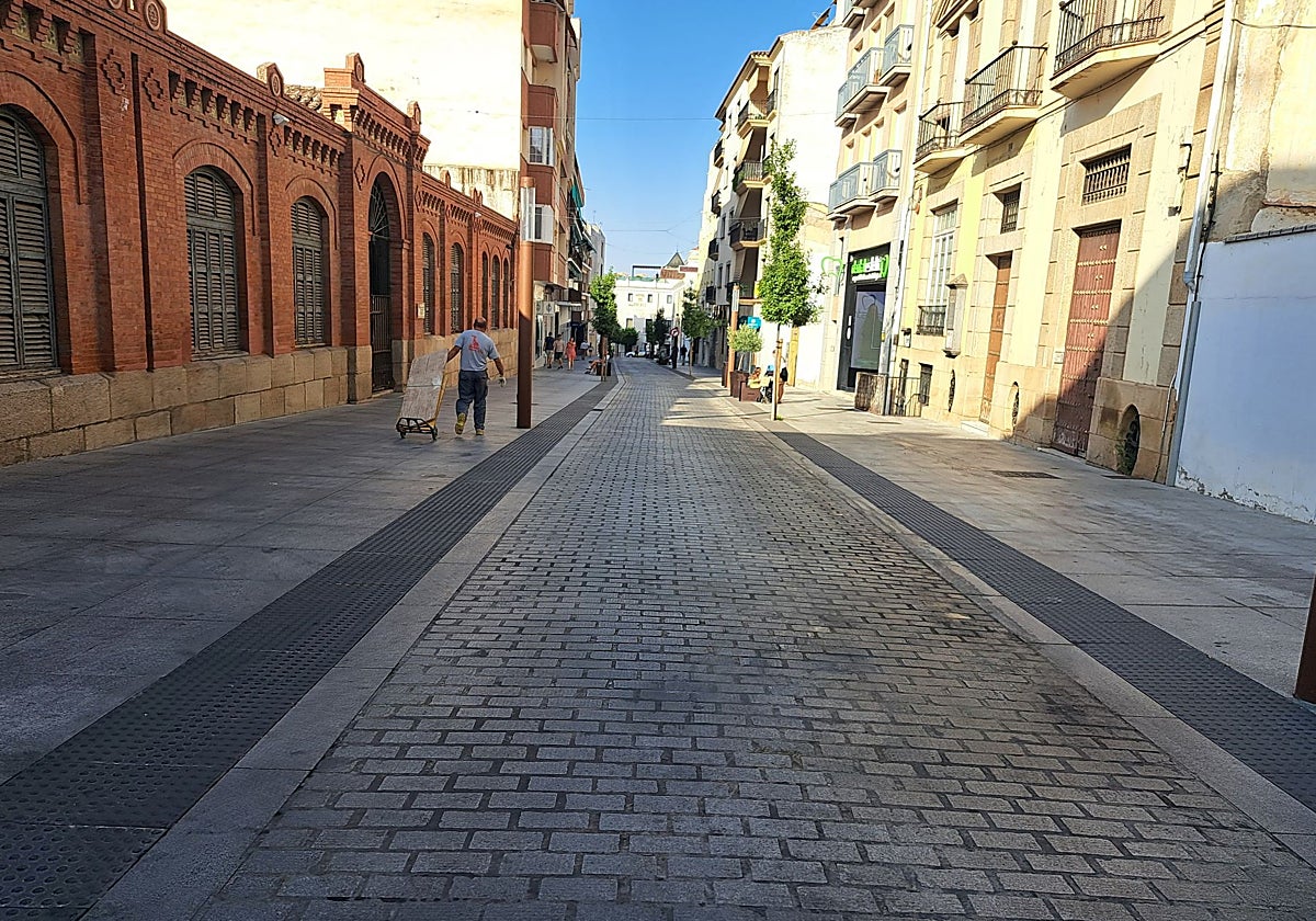 Calle Félix Valverde Lillo en su tramo final hacia la plaza de España. Pronto contará con toldos.