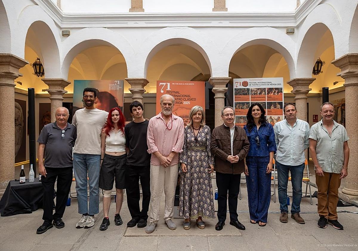 El elenco de la obra, con el director del Festival de Mérida, Jesús Cimarro, y la consejera de Cultura, Victoria Bazaga.