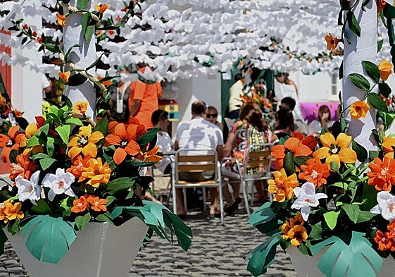 Visitantes de la Fiesta de las Flores comiendo en un restaurante de Campo Mayor.