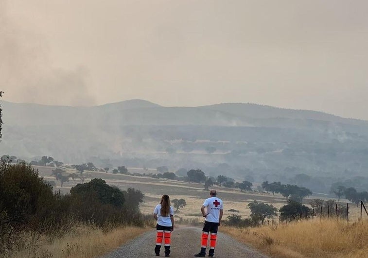 Aumentan a diez los medios aéreos que intervienen en el incendio de Oliva de Mérida