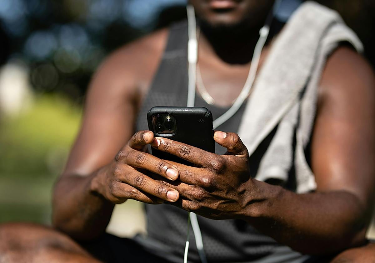 Los expertos advierten: el gesto más habitual del verano que puede estropear tu móvil