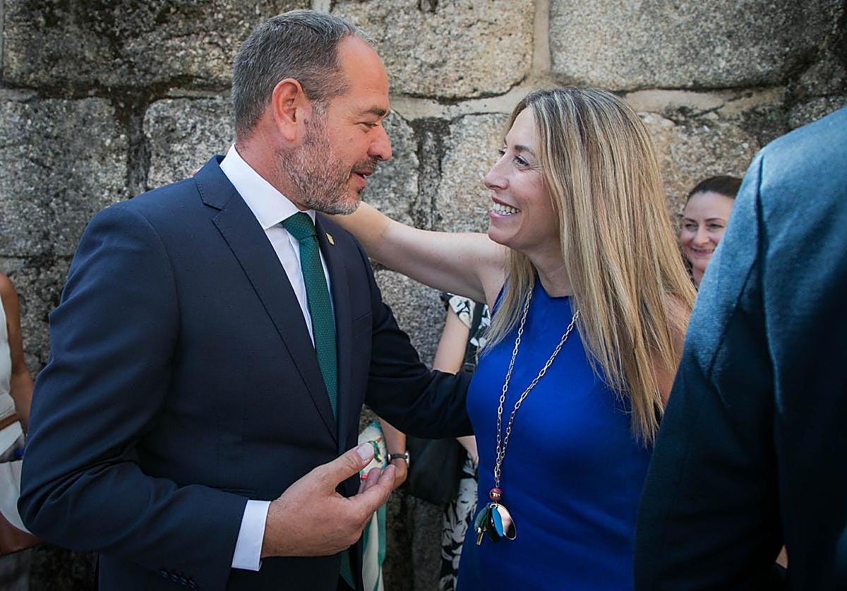Francisco José Ramírez es felicitado por la presidenta, María Guardiola.