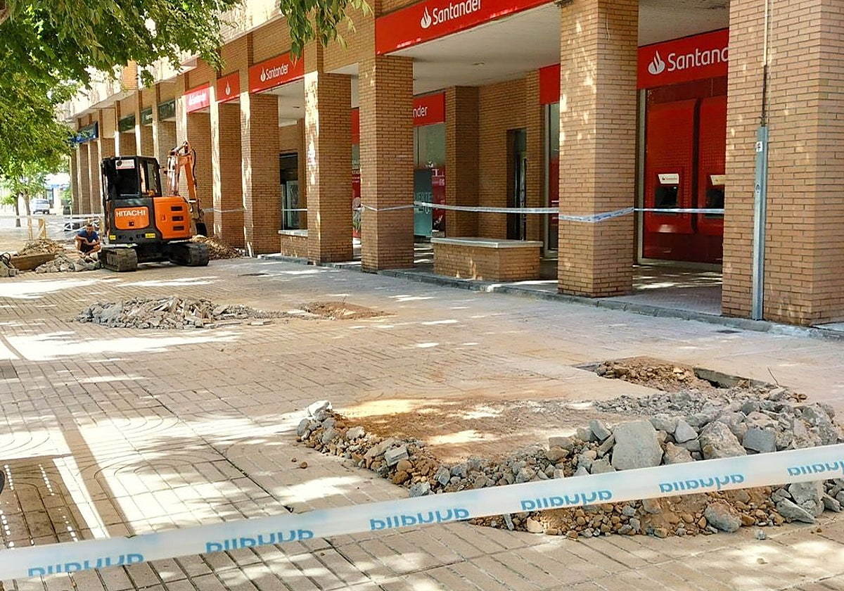 Los operarios trabajando en la zona de la fuga.