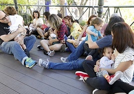 Imagen de archivo de un acto público en Cáceres en favor de la lactancia materna.