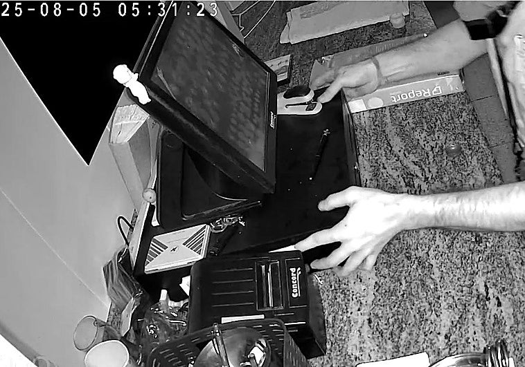 Imagen del hombre que se llevó la caja registradora.