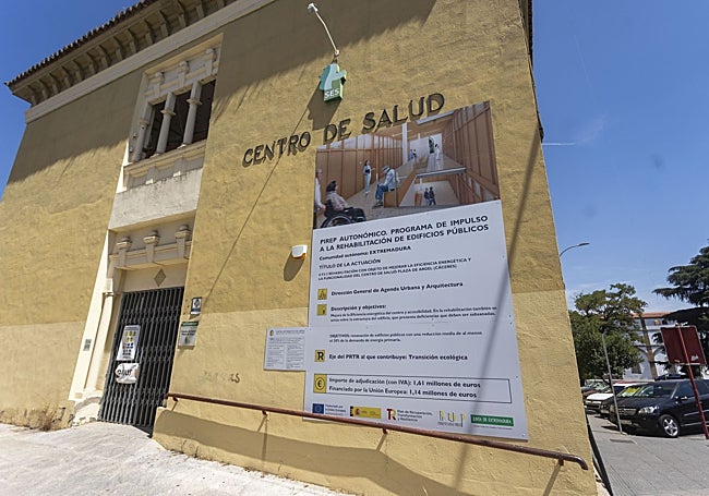 Puerta de entrada al centro de salud. Junto a ella se puede ver en un cartel una recreación de cómo será el interior tras las obras.