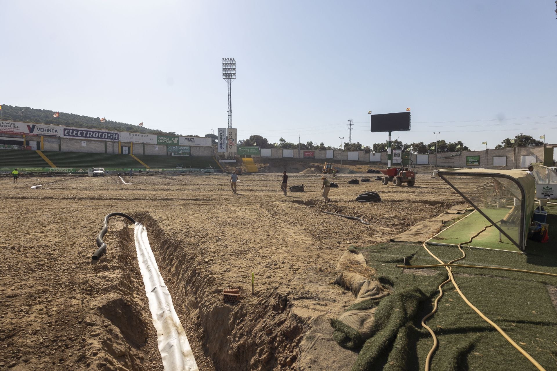 La reforma del estadio cacereño Príncipe Felipe, en imágenes