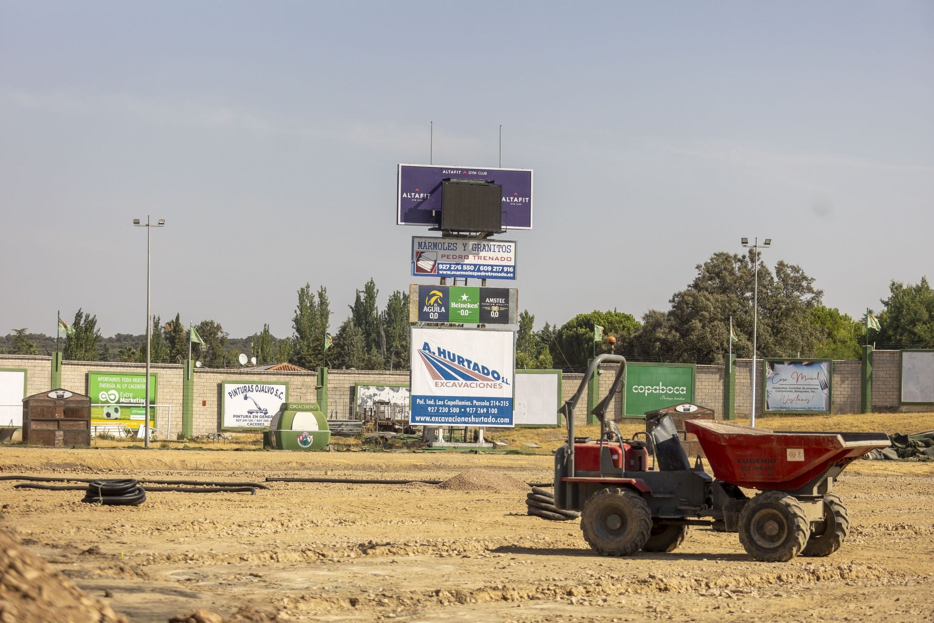 La reforma del estadio cacereño Príncipe Felipe, en imágenes