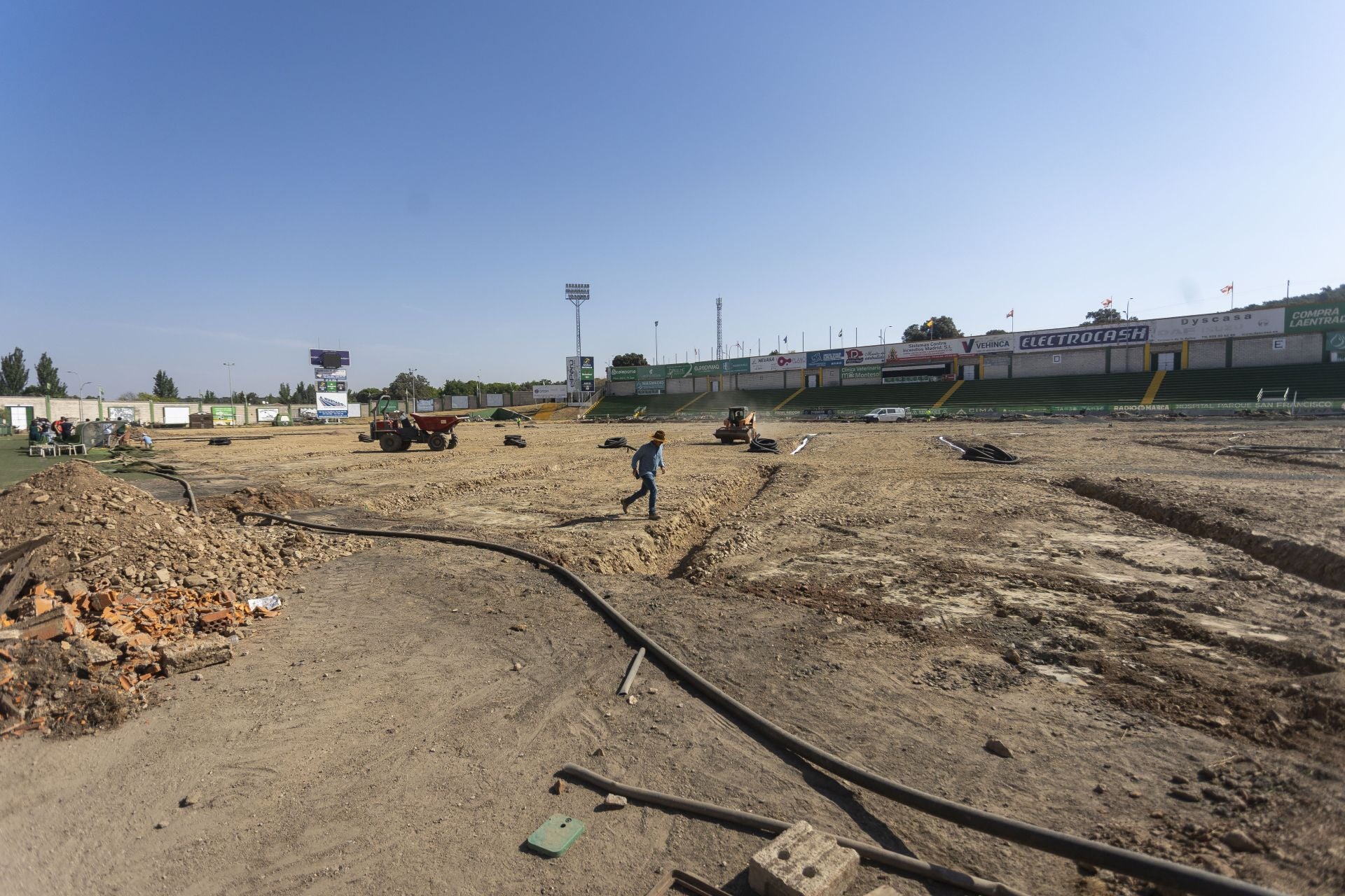 La reforma del estadio cacereño Príncipe Felipe, en imágenes