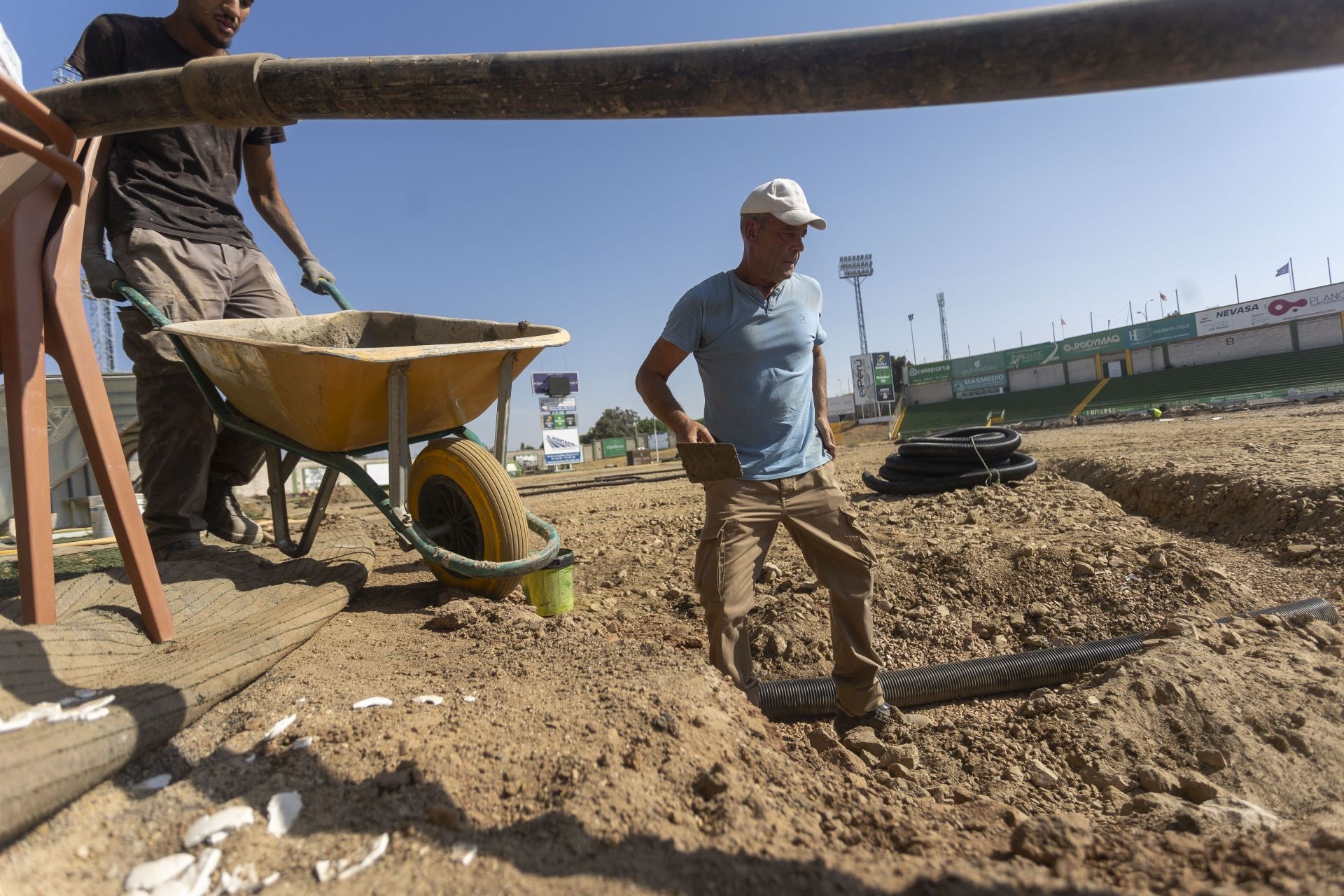 La reforma del estadio cacereño Príncipe Felipe, en imágenes