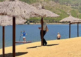 En la playa de Cancho del Fresno se puede practicar paddle surf.