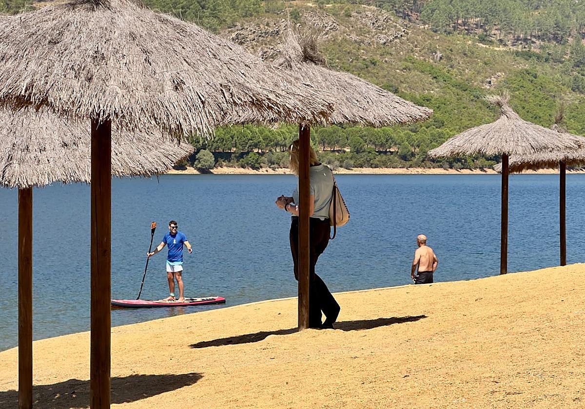 Cancho del Fresno, playa de Cañamero: Rodeada de sierras y con agua ...