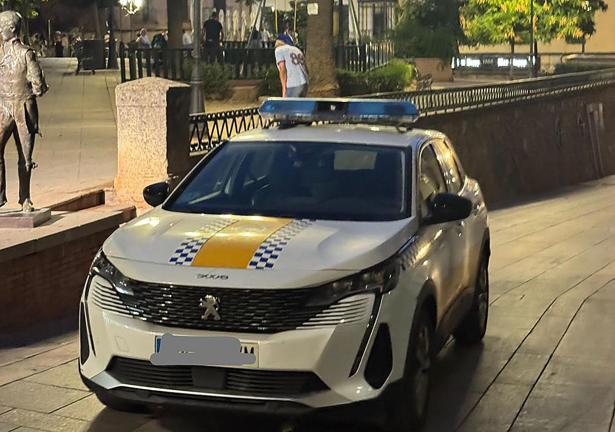 Presencia policial en la plaza de la Concepción este martes por la noche, tras el refuerzo de vigilancia.