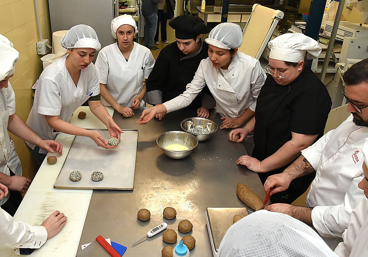 Alumnos de FP en una clase práctica en un instituto de Plasencia.