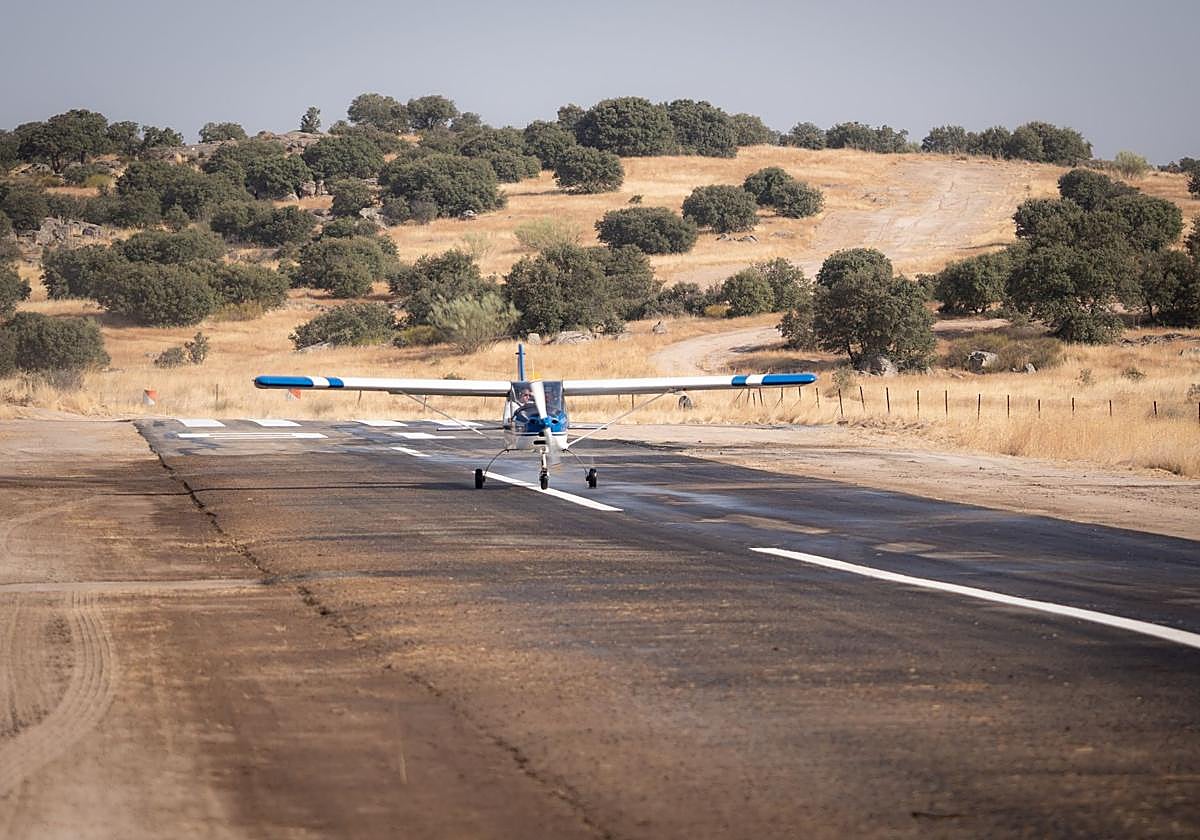 Una aeronave sobre la nueva capa de rodadura de Royanejos, esta mañana.