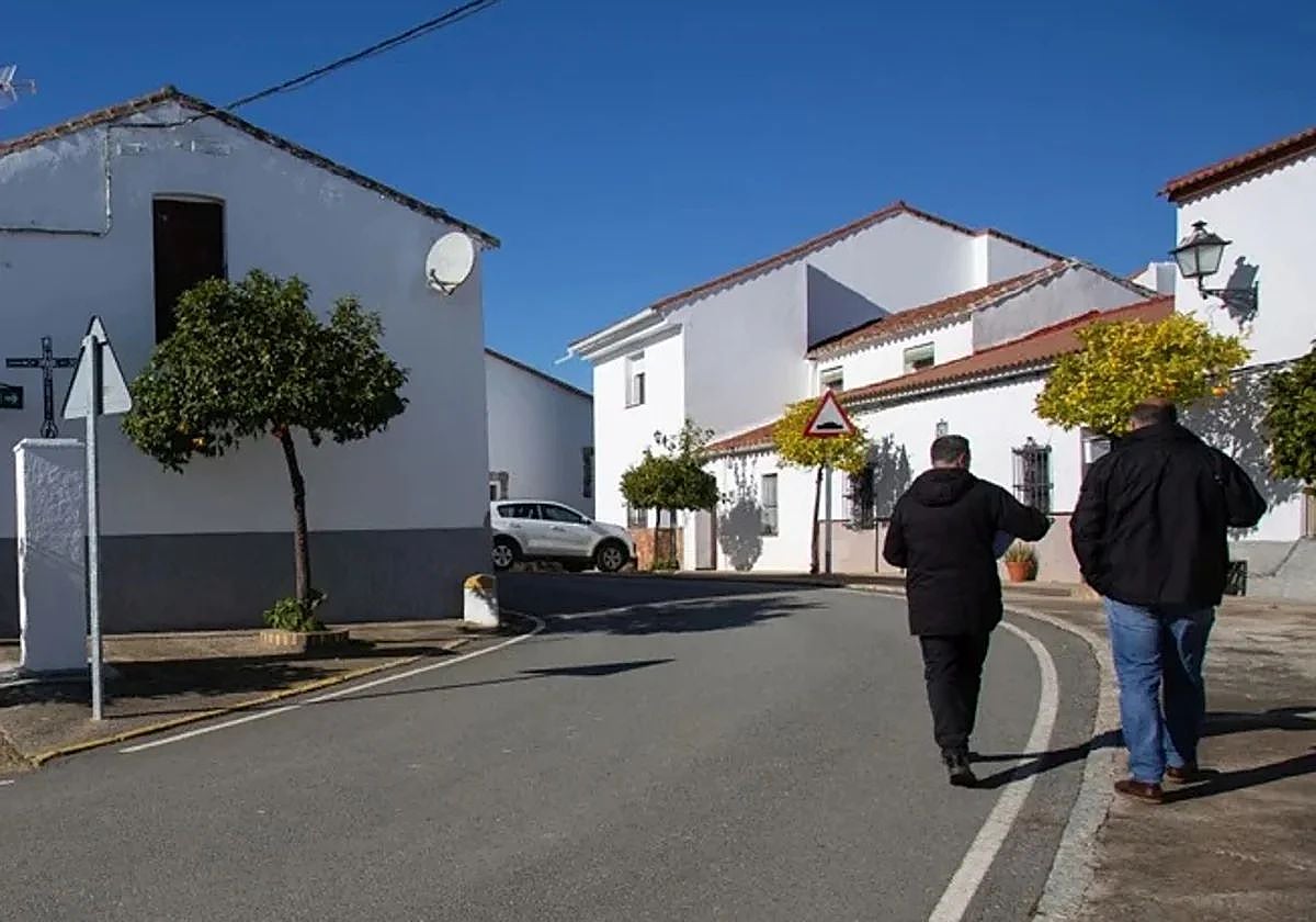 Dos vecinos pasean por un pueblo en una imagen de archivo