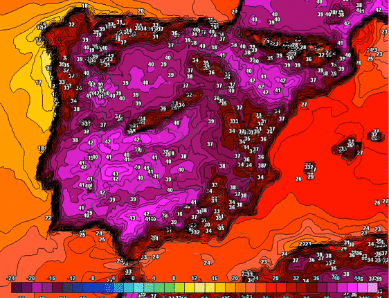 Gente aprovecha una fuente para refrescarse de las altas temperaturas en Plasencia.