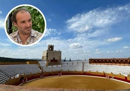 Plaza de toros de Barcarrota, con Fran García en la imagen detalle.
