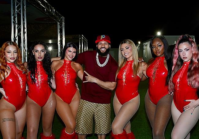 María Seco junto a El Alfa y el resto de equipo de bailarinas